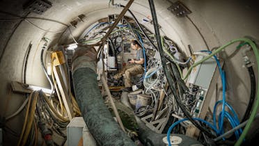 L'operatore alla sua postazione di lavoro