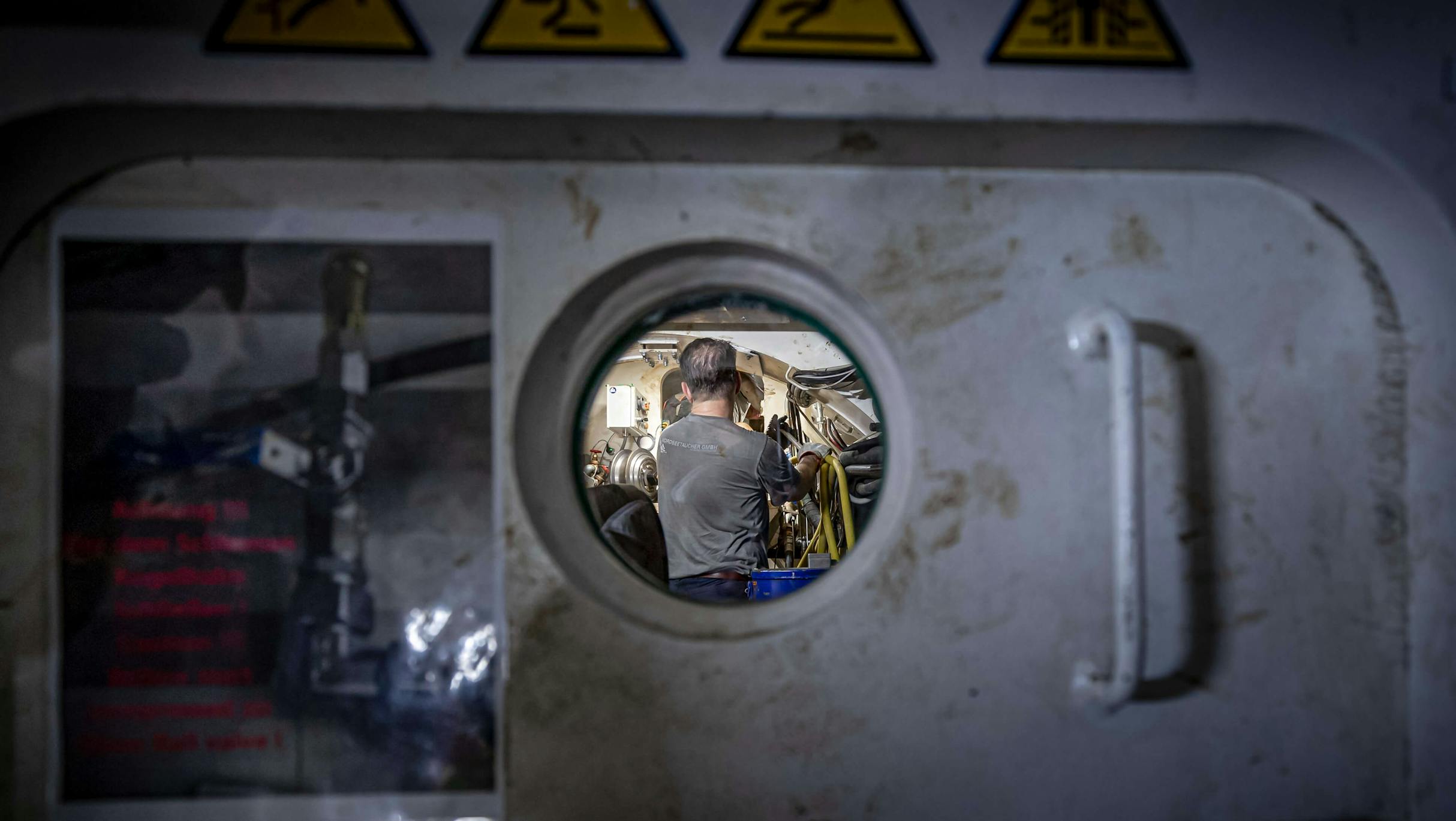 Der Operateur steuert vom Fenster aus