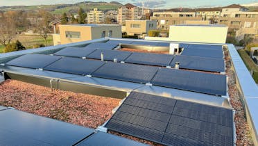 Bien isolée, avec une pompe à chaleur à sonde géothermique efficace et des panneaux solaires sur le toit: la maison de Marc Vogel est optimisée sur le plan énergétique et contribue à la réussite de la transition énergétique.