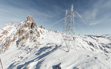 Strommast im Winter