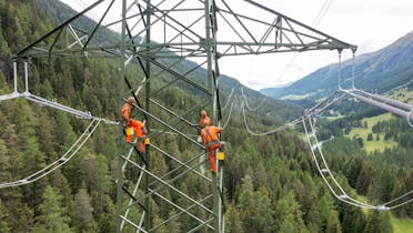 Au total, 30 tonnes de peinture verte de protection finale sont appliquées manuellement au pinceau. La couleur verte camoufle les pylônes et les protège de la corrosion.