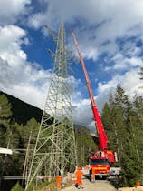 Dans le cas du pylône 68 de Zernez, les conducteurs se rejoignent à un angle inférieur à 90 degrés, ce qui entraîne des forces de traction très élevées.