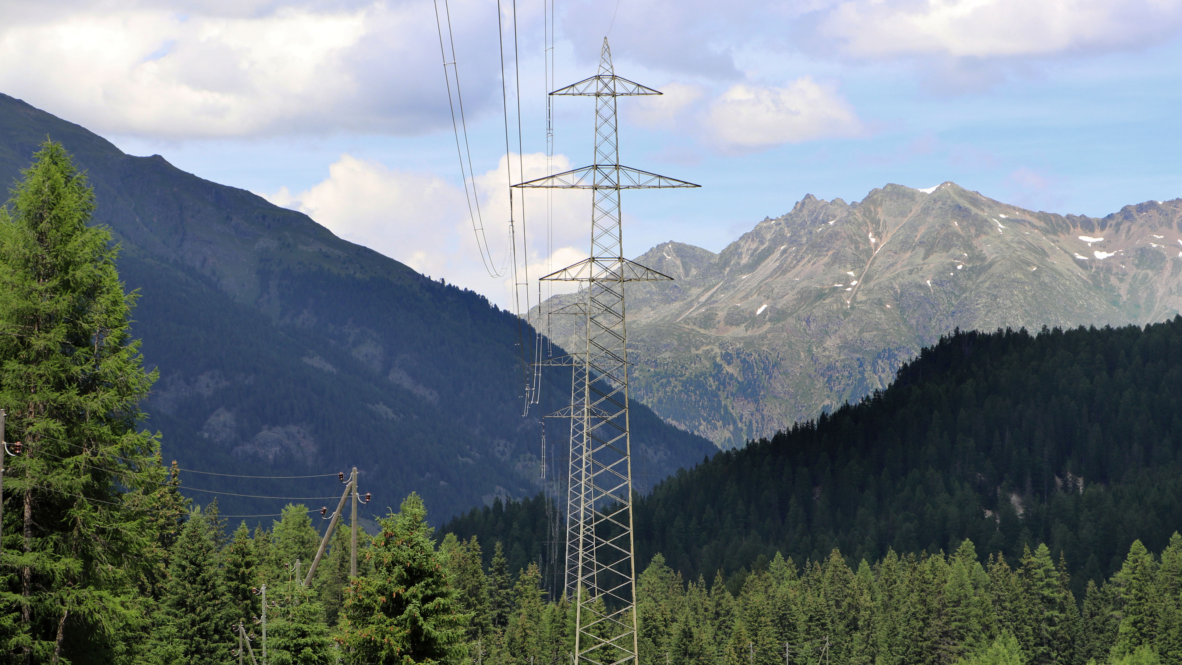 Prior to the project, the pylons between La Punt and Zernez carried a line on only one side.