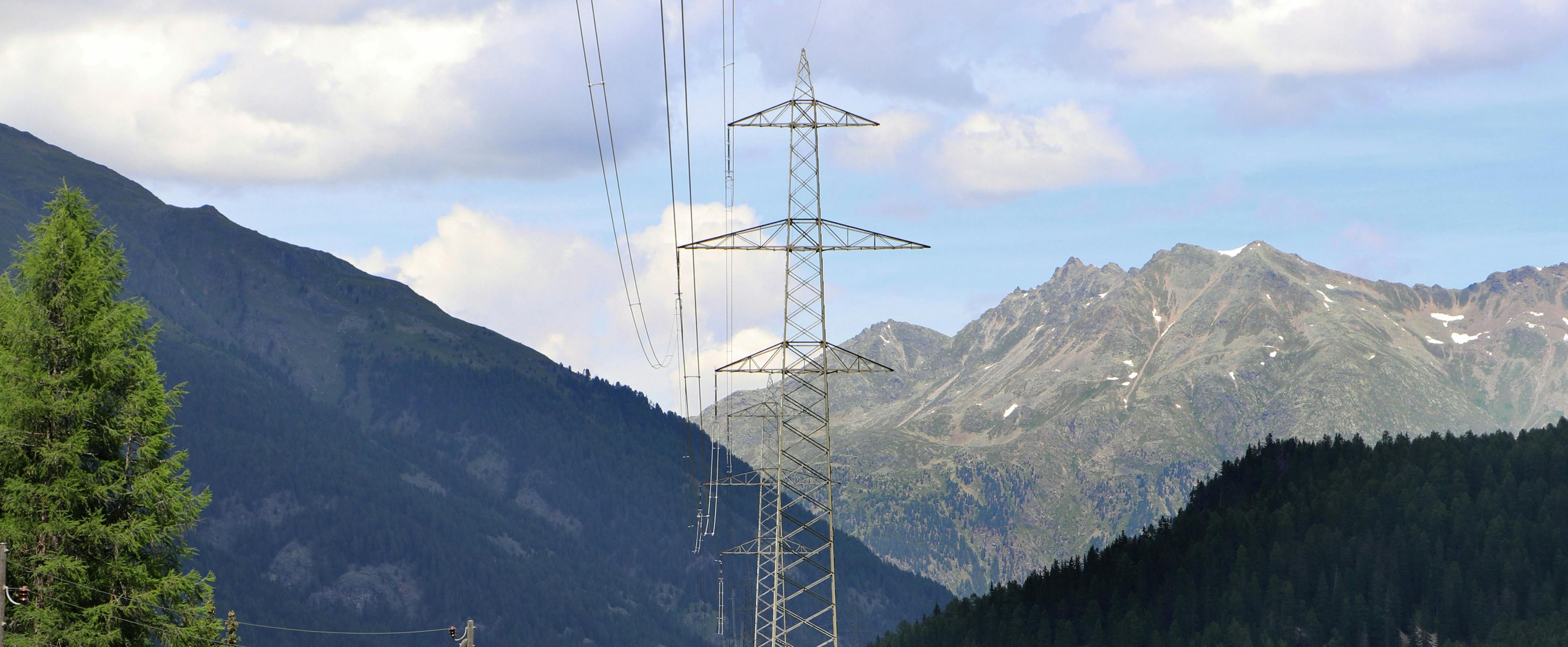 Prior to the project, the pylons between La Punt and Zernez carried a line on only one side.